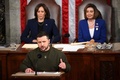 米連邦議会で演説するウクライナのウォロディミル・ゼレンスキー大統領（手前）と、それを聞くカマラ・ハリス米副大統領（後列左）、ナンシー・ペロシ下院議長（2022年12月21日撮影）。(c)Mandel NGAN / AFP