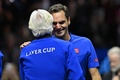 男子テニスの欧州チームとワールドチームの対抗戦、レーバー・カップ初日。現役最後の試合を終え、ビョルン・ボルグ監督（手前）と言葉をかわす欧州チームのロジャー・フェデラー（2022年9月24日撮影）。(c)Glyn KIRK / AFP