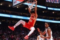 24‐25NBA、アトランタ・ホークス対ブルックリン・ネッツ。ダンクシュートを決めるアトランタ・ホークスのザカリー・リザシェ（左、2024年10月23日撮影）。(c)Kevin C. Cox/Getty Images/AFP