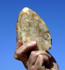 ギリシャ・クレタ（Crete）島南西部で見つかった13万年前ごろのものとみられる石器（撮影日不明、2011年1月3日ギリシャ文化省提供）。(c)AFP/MINISTRY OF CULTURE OF CULTURE