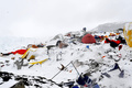 ネパールの地震による雪崩に押しつぶされたエベレストのベースキャンプ（2015年4月25日撮影）。(c)AFP/Roberto SCHMIDT