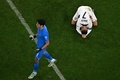 サッカーW杯カタール大会、準々決勝、モロッコ対ポルトガル。ピッチにうずくまるポルトガルのクリスティアーノ・ロナウド（右、2022年12月10日撮影）。(c)MANAN VATSYAYANA / AFP