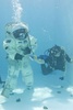 欧州宇宙機関（European Space Agency、ESA）は無重力状態と似たような感覚が得られるとして、宇宙服を着た状態での潜水訓練を行っている。

この訓練はESAと潜水専門会社、仏コメックス（Comex）、さらにアポロ11号（Apollo XI）の打ち上げに使われたエンジンを深海から回収したプロジェクト・チームなどの協力により実施されている。

写真は仏南部マルセイユ（Marseille）にあるプールで宇宙服を着て訓練を行うエルベ・ステブナン（Herve Stevenin）さん（2013年9月2日撮影）。(c)AFP/BORIS HORVAT