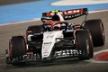 23F1開幕戦バーレーンGPのフリー走行2回目に臨むアルファタウリの角田裕毅（2023年3月3日撮影）。(c)Giuseppe CACACE / AFP