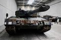 独ウンターリュスにある防衛大手ラインメタルの工場の生産ラインに置かれた戦車「レオパルト2」（2024年2月12日撮影）。(c)FABIAN BIMMER / POOL / AFP