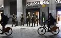 ベルギーの首都ブリュッセルの中央駅前で、テロの警戒に当たる兵士（2015年11月22日撮影）。(c)AFP/Emmanuel Dunand
