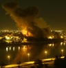 イラクのバグダッド（Baghdad）で、米軍のミサイル攻撃を受け炎上するイラク計画省（2003年3月20日撮影）。(c)AFP/Ramzi HAIDAR