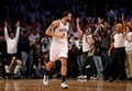 13-14NBAプレーオフ1回戦（7回戦制）、ブルックリン・ネッツ（Brooklyn Nets）対トロント・ラプターズ（Toronto Raptors）第6戦。3ポイントシュートを決めて喜ぶブルックリン・ネッツのデロン・ウィリアムス（Deron Williams、2014年5月2日撮影）。(c)AFP/Getty Images/Elsa