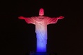 ブラジル・リオデジャネイロ（Rio de Janeiro）のコルコバード（Corcovado）の丘に立つ、オランダの国旗の色に染め上げられた巨大なキリスト像（Christ the Redeemer、2014年6月11日撮影）。(c)AFP/YASUYOSHI CHIBA