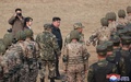 北朝鮮の非公開の場所で訓練を行う朝鮮人民軍の訓練を視察する金正恩（キム・ジョンウン）朝鮮労働党総書記と娘のジュエさん。朝鮮中央通信（KCNA）提供（2024年3月15日撮影、同16日公開）。(c)AFP PHOTO/KCNA VIA KNS