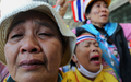 タイのタクシン元首相派が率いる政権の退陣を求めて占拠しているバンコク（スワンナプーム）国際空港（Suvarnabhumi Airport）で、与党解党を命じる憲法裁命令に歓喜する反タクシン元首相派の支持者たち（2008年12月2日撮影）。(c)AFP/Saeed KHAN