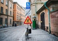 スウェーデン・ストックホルムの旧市街付近に設置された「歩きスマホ」に対して注意を喚起する道路標識（2016年2月2日撮影）。(c)AFP/JONATHAN NACKSTRAND