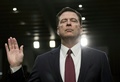 米上院情報委員会公聴会での証言で宣誓するジェームズ・コミー前FBI長官（2017年6月8日、撮影）。(c)AFP/Brendan Smialowski