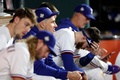 23MLB、ワールドシリーズ（7回戦制）、テキサス・レンジャーズ対アリゾナ・ダイヤモンドバックス。9回にベンチで落胆するテキサス・レンジャーズの選手（2023年10月28日撮影）。(c)Jamie Squire/Getty Images/AFP