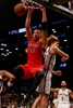 13-14NBAプレーオフ1回戦（7回戦制）、ブルックリン・ネッツ（Brooklyn Nets）対トロント・ラプターズ（Toronto Raptors）第6戦。ブルックリン・ネッツのアンドレイ・キリレンコ（Andrei Kirilenko）をかわしてダンクシュートを決めるトロント・ラプターズのヨナス・バランシウナス（Jonas Valanciunas、2014年5月2日撮影）。(c)AFP/Getty Images/Elsa
