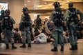 香港で国家安全維持法への抗議集会に参加し、機動隊に拘束された人々（2020年7月1日撮影）。(c)DALE DE LA REY / AFP