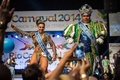 ブラジルのリオデジャネイロ（Rio de Janeiro）で開かれたイベントでダンスを踊る、2014年のサンバ・カーニバルのクイーンに選ばれたレティシア・マルティンス・ギマライス（Leticia Martins Guimaraes）さん（左）とキング・モモ（King Momo）に選ばれたウィウソン・ジーアス・ダコスタ・ネト（Wilson Dias da Costa Neto）さん（右、2013年11月8日撮影）。(c)AFP/YASUYOSHI CHIBA