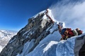 登頂を目指す人々で混雑するエベレスト山頂付近（2019年5月22日撮影）。(c)AFP PHOTO / PROJECT POSSIBLE