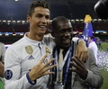 サッカー欧州チャンピオンズリーグ決勝、ユベントス対レアル・マドリード。試合後、クラレンス・セードルフ氏と喜びを分かち合うレアル・マドリードのクリスティアーノ・ロナウド（左、2017年6月3日撮影）。(c)AFP/Adrian DENNIS