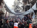 シリア首都ダマスカス（Damascus）のヤルムーク（Yarmuk）・パレスチナ人難民キャンプで、シリアの赤新月社（Red Crescent）職員らの支援を受けてキャンプから退避する人々（2014年2月1日撮影、同2日提供）。(c)AFP/HO/UNRWA