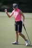 女子ゴルフ、ヨコハマタイヤLPGAクラシック最終日。17番を終えて観客に手を振るクリス・タムリス（2015年8月30日撮影）。(c)AFP/Getty Images/Todd Warshaw