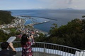 北海道の羅臼国後展望塔から、国後島を見る観光客（2018年10月10日撮影）。(c)Kazuhiro NOGI / AFP