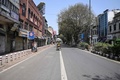 インド・ニューデリーで、ロックダウン（都市封鎖）措置のため閑散とした道路（2021年4月18日撮影）。(c)Sajjad HUSSAIN / AFP