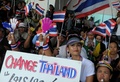 タイ・バンコク（Bangkok）で、政府庁舎に侵入した反政府デモの参加者たち（2013年11月28日撮影）。(c)AFP/PORNCHAI KITTIWONGSAKUL