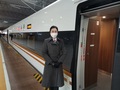 瀋陽北駅で乗客の乗車を待つ乗務員（2021年1月22日撮影）。(c)Xinhua News