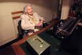 英ロンドン（London）のチャーチル博物館（Churchill Museum and Cabinet War Rooms）で撮影に応じる、英政府の速記者としてウィンストン・チャーチル（Winston Churchill）首相の内閣戦時執務室で働いていたというマイラ・コリヤー（Myra Collyer）さん（2009年8月27日撮影）。(c)AFP/SHAUN CURRY
