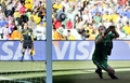 2010年サッカーW杯南アフリカ大会（%%2010 World Cup%%）1次リーグF組、スロバキア対パラグアイ。パラグアイは2-0で勝利した。写真は後半41分にクリスチャン・リベロス（%%Cristian Riveros%%、写真外）に得点を許すスロバキアのヤン・ムハ（%%Jan Mucha%%）。（2010年6月20日撮影）(c)AFP/JOE KLAMAR