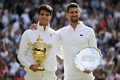 テニス、ウィンブルドン選手権、男子シングルス決勝。準優勝のノバク・ジョコビッチ（右）と優勝したカルロス・アルカラス（2024年7月14日撮影）。(c)ANDREJ ISAKOVIC/ AFP