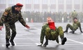 ベラルーシの首都ミンスク（Minsk）近郊にある内務省特殊部隊の訓練センターで開かれた「祖国防衛軍の日」記念行事で、体力を競い合う同部隊の兵士ら（2014年2月23日撮影）。(c)AFP/VIKTOR DRACHEV