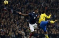 サッカー国際親善試合、フランス対スウェーデン。スウェーデンのイサーク・シエセ・テリン（Isaac Kiese Thelin、右）とボールを競るフランスのポール・ポグバ（Paul Pogba、2014年11月18日撮影）。(c)AFP/FRANCK FIFE