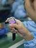 腕時計端末「アップルウオッチ」に似せて作られる中国製の端末。深センの工場で（2015年4月24日撮影）。(c)AFP