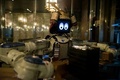 タイ・バンコク（Bangkok）のロボットレストラン「ハジメ（Hajime）で、給仕をするロボット（2013年6月19日撮影）。(c)AFP/Nicolas ASFOURI