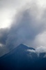 噴煙を上げる中米グアテマラのフエゴ山（2021年9月23日撮影）。(c)Johan ORDONEZ / AFP