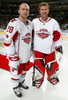 写真は、練習に参加したニュージャージー・デビルス（%%New Jersey Devils%%）のブライアン・ラファルスキー（%%Brian Rafalski%%、左）とマーティン・ブロデューア（%%Martin Brodeur%%、右）。(c)AFP/Getty Images Jim McIsaac