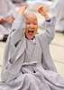 韓国・ソウル（Seoul）の曹渓寺（Chogye Temple）で3日、釈迦（しゃか）の誕生日を前に、子どもたちが頭を丸める行事が開かれた。韓国での今年の釈迦誕生日は、満月の17日に祝われる（2013年5月3日撮影）。(c)AFP/KIM JAE-HWAN