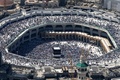 サウジアラビアのイスラム教聖地メッカにある聖モスクのカーバ神殿（2024年6月17日撮影）。(c)FADEL SENNA / AFP