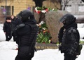 ロシア・サンクトペテルブルクで、北極圏の刑務所で死亡したロシアの反体制派指導者アレクセイ・ナワリヌイ氏を追悼する市民が政治弾圧犠牲者の記念碑を訪れる中、現地に派遣された機動隊（2024年2月17日撮影）。(c)Olga MALTSEVA / AFP 