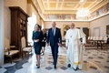 バチカン市国で会談した（左から）ジル・バイデン米大統領夫人、ジョー・バイデン米大統領、フランシスコ教皇（2021年10月29日撮影）。(c)AFP PHOTO /VATICAN MEDIA / HANDOUT