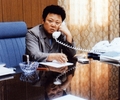執務室で電話をする金正日（キム・ジョンイル、Kim Jong-Il）氏（撮影日、撮影場所不明）。(c)AFP/KOREAN NEWS SERVICE