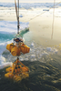 南極海に設置されるセンサー機器（2012年5月3日提供）。(c)AFP/CSIRO/STEVE RINTOUL