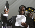 ジンバブエの首都ハラレ（Harare）で行われた大統領就任式で、聖書を手に就任宣誓するロバート・ムガベ（Robert Mugabe）大統領（2008年6月29日撮影）。(c)AFP/Alexander Joe