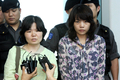 2007年8月17日、韓国の首都ソウル（Seoul）西方の仁川（Incheon）国際空港に到着直後、記者団の質問に答えるキム・ギョンジャ（Kim Kyung-Ja）さん（左）とキム・ジナ（Kim Gi-Na）さん（右）。(c)AFP/JEON YOUNG-HAN