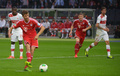 サッカードイツカップ2012-13（German Cup 2012-13）は1日、決勝が行われ、バイエルン・ミュンヘン（Bayern Munich）が3-2でVfBシュツットガルト（VfB Stuttgart）を下し、ドイツ勢としては初のトレブル（三冠）を達成した。

先制点となるPKを蹴るバイエルン・ミュンヘンのトーマス・ミュラー（Thomas Mueller、左から2人目、2013年6月1日撮影）。(c)AFP/JOHANNES EISELE