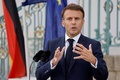 ドイツ東部メーゼベルク城で、オラフ・ショルツ独首相（画面外）との共同記者会見に臨むエマニュエル・マクロン仏大統領。（2024年5月28日撮影）。(c)Ludovic MARIN / POOL / AFP