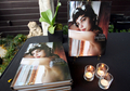 米ニューヨークのランジェリー・ブティック「キキ・ド・モンパルナス（Kiki De Montpanasse）」で開かれた写真家マーク・バプティスト（Marc Baptiste）のイベントで展示された写真集「NUDES」。(c)AFP/Getty Images Jesse Grant