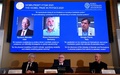 2021年ノーベル物理学賞の受賞が決まった、（左から）真鍋淑郎氏、クラウス・ハッセルマン氏、ジョルジョ・パリージ氏の写真。スウェーデン・ストックホルムの王立科学アカデミーで（2021年10月5日撮影）。(c)Jonathan NACKSTRAND / AFP
